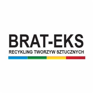 Logo firmy BRAT-EKS z napisem 'RECYKLING TWORZYW SZTUCZNYCH' i poziomym paskiem w kolorach niebieskim, zielonym, żółtym i czerwonym.