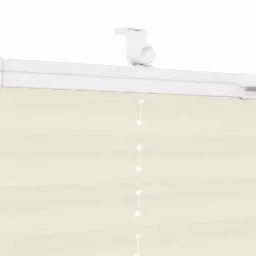 Beżowa roleta plisowana z białym mechanizmem mocującym, widoczne sznurki regulacyjne.