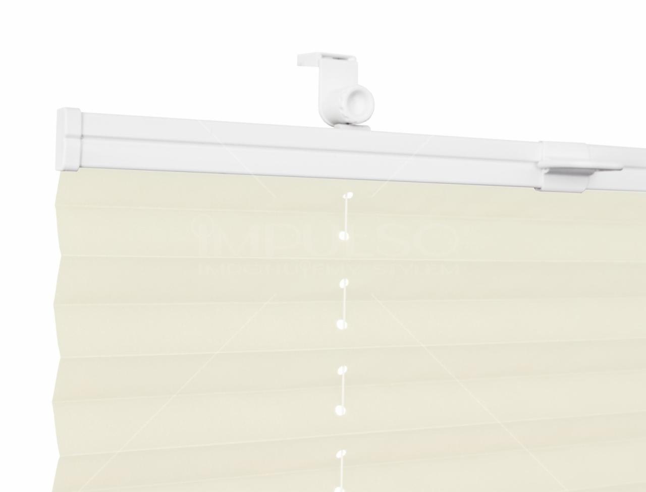 Beżowa roleta plisowana z białym mechanizmem mocującym, widoczne sznurki regulacyjne.