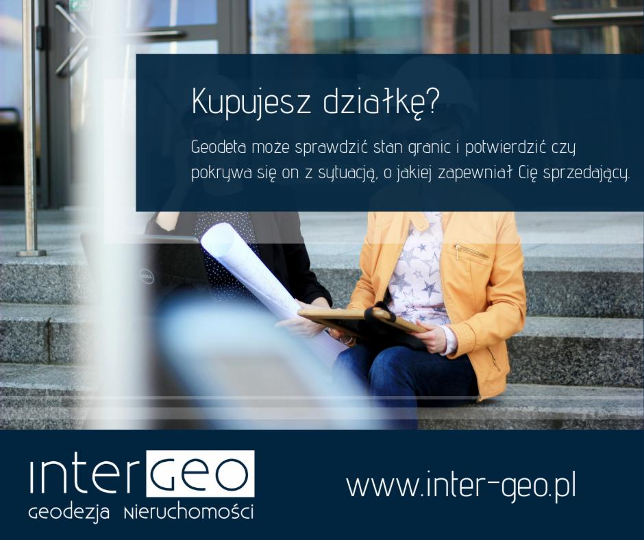 Dwie osoby siedzą na schodach przed budynkiem, analizując zwinięte plany działki na desce, z logo firmy geodezyjnej w dolnej części kadru.