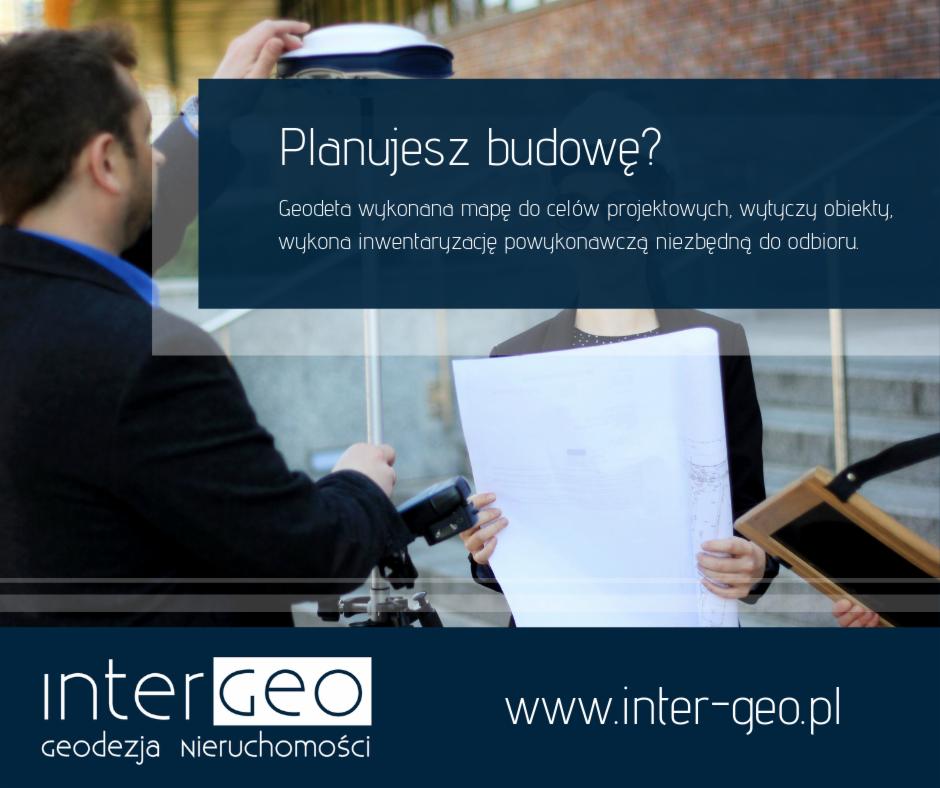 Geodeta w trakcie pracy z niwelatorem i planami budowlanymi, logo firmy w dolnej części zdjęcia.