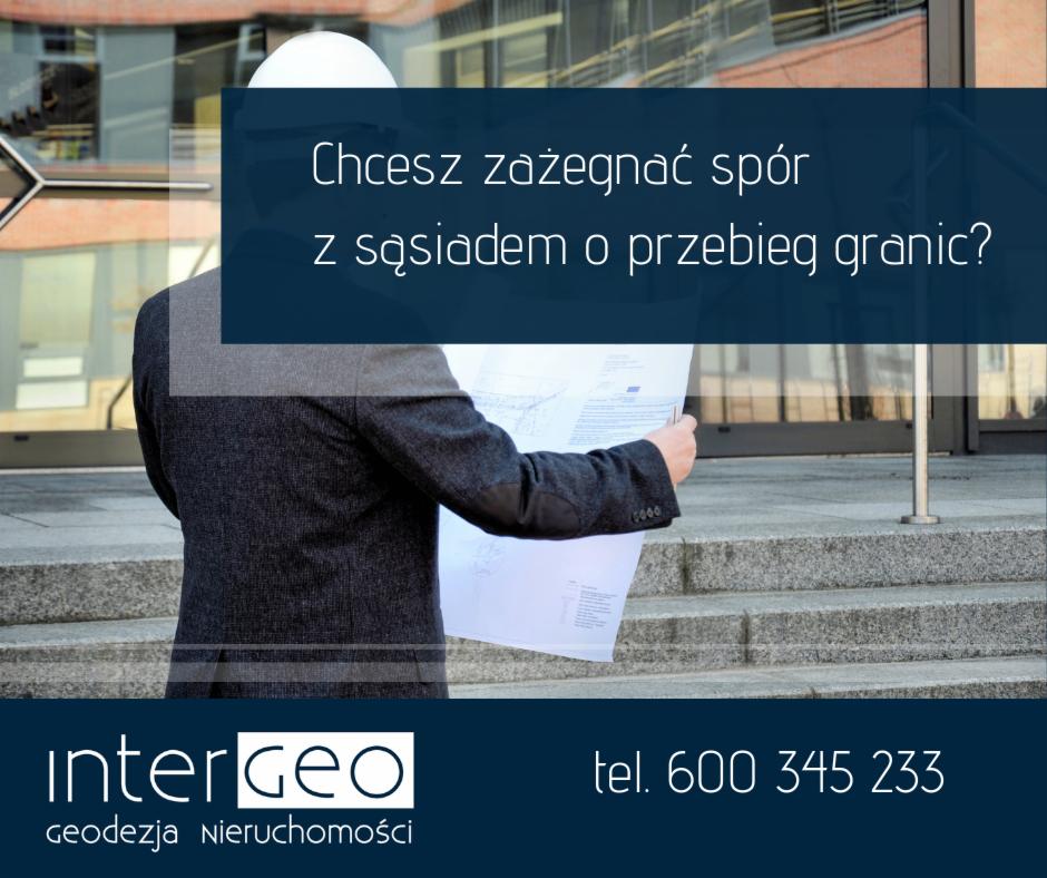 Mężczyzna w kasku i garniturze trzyma plan geodezyjny na tle schodów i budynku, z widocznym logo firmy geodezyjnej InterGeo.