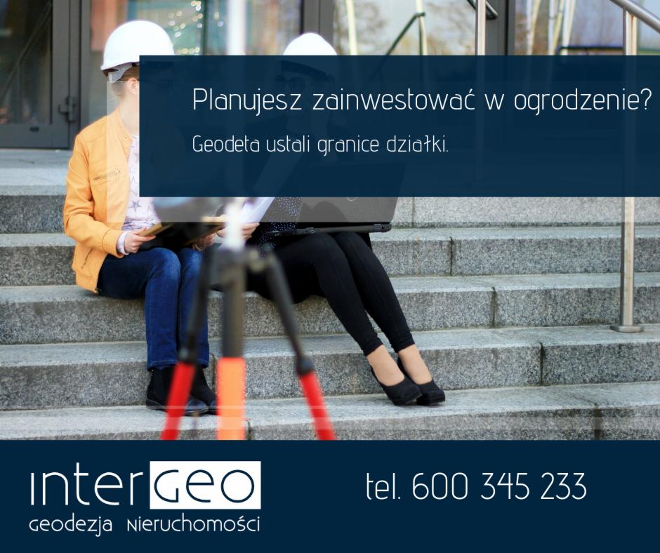 Dwie osoby w kaskach siedzą na schodach, pracując z dokumentami i laptopem, widoczny statyw geodezyjny, w tle budynek.