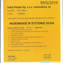 Skan certyfikatu firmy PROFIBUD potwierdzającego ukończenie szkolenia specjalistycznego w zakresie murowania w systemie SILKA przez Michała Spyrę, wydany przez Xella Polska Sp. z o.o.
