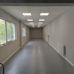 Kompleksowe wykonanie pomieszczenia dla celów szkoleniowych, nasza praca: posadzka, ściany, sufit podwieszany, oświetlenie, ogrzewanie, montaż okien i drzwi. 