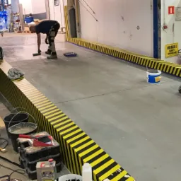 Posadzka żywica, wykonanie oznaczeń na murkach.