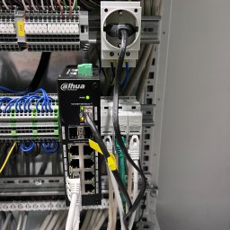 Wykonanie instalacji elektrycznej i ethernet w szafie z automatyką, podłączenie nowych odbiorników i konfiguracja.