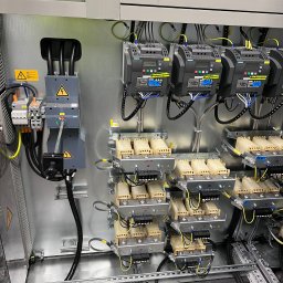 Montaż i podłączenie dodatkowych filtrów zasilania Siemens w szafie sterowniczej.