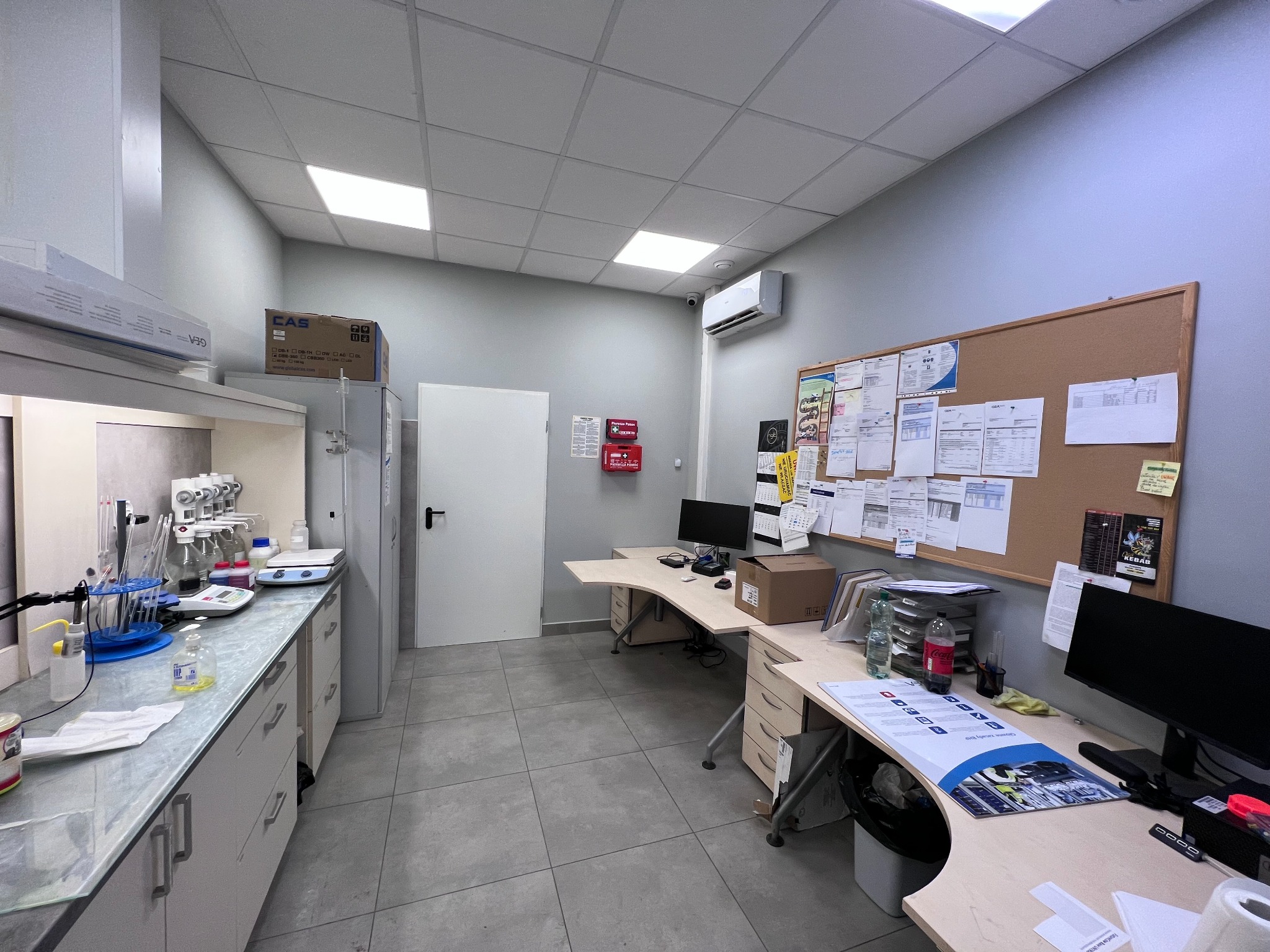 Wykonanie sufitu podwieszanego, instalacji elektrycznej: gniazdka i oświetlenie, malowanie ścian, wykonanie podłogi.