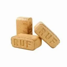 Trzy brykiety drzewne RUF ułożone na białym tle, widoczne delikatne włókna drewna i wyraźne wytłoczenie napisu.