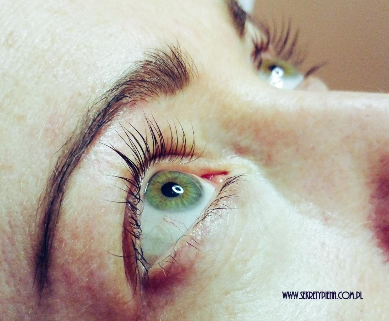 Zbliżenie na oko z zieloną tęczówką i przedłużonymi, pojedynczymi rzęsami, widoczne również brwi po regulacji.