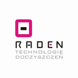 Logo firmy RADEN Technologie Doczyszczeń z kwadratem w kolorze fuksji i czarnym paskiem w środku, nazwa firmy w kolorze grafitowym.