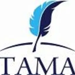Logo firmy TAMA z stylizowanym, błękitnym piórem nad nazwą.