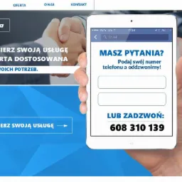 Ekran smartfona wyświetlający formularz kontaktowy z prośbą o podanie numeru telefonu i obietnicą oddzwonienia, obok dłoń wskazująca na wezwanie do działania na stronie internetowej.