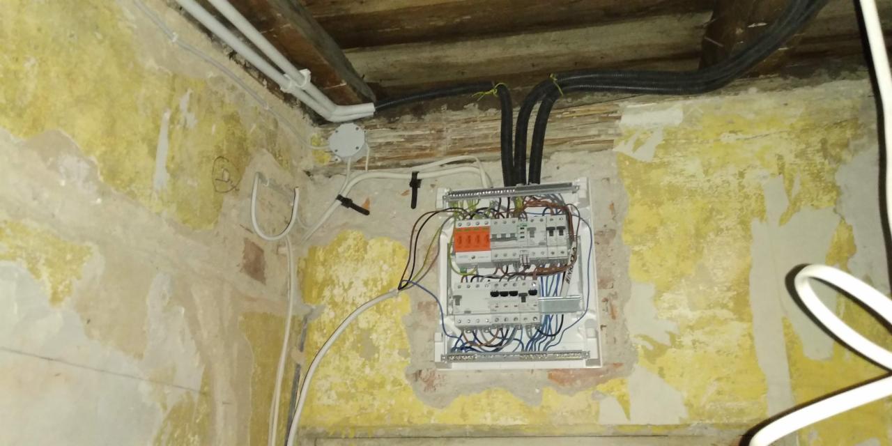 Rozdzielnia podczas łączenia.