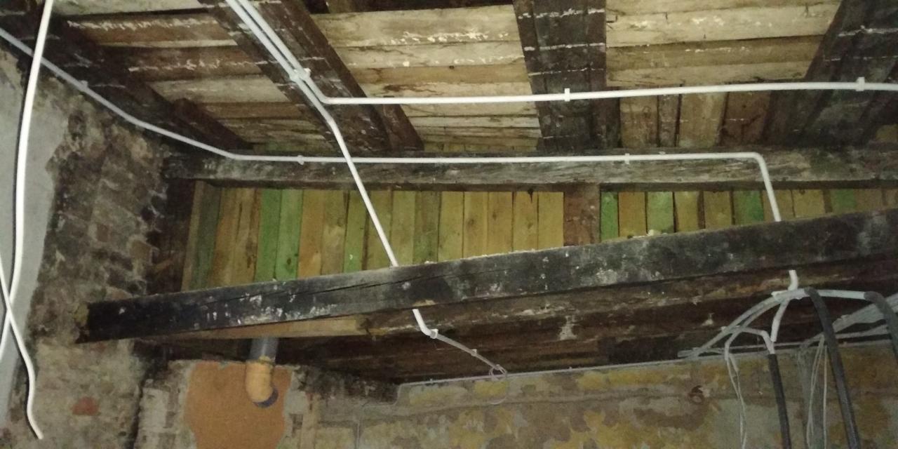 Takie wygibasy nad planowanym sufitem podwieszanym.