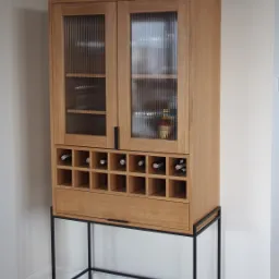 Witryna na szkło i wino. Fornir dąb naturalny, stelaż stalowy czarny