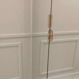 Szafa z lustrem w niewidocznej ramie, uchwyt ażurowy