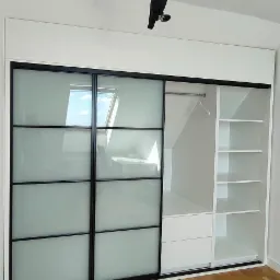 Szafa zabudowa skosów fronty przesuwne loft