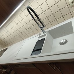 MebLew - Meble na wymiar Gdańsk | Nowoczesne kuchnie i szafy - Piękny kremowy zlew osadzony w blacie Egger Kamień Calvia wygląda prześlicznie.