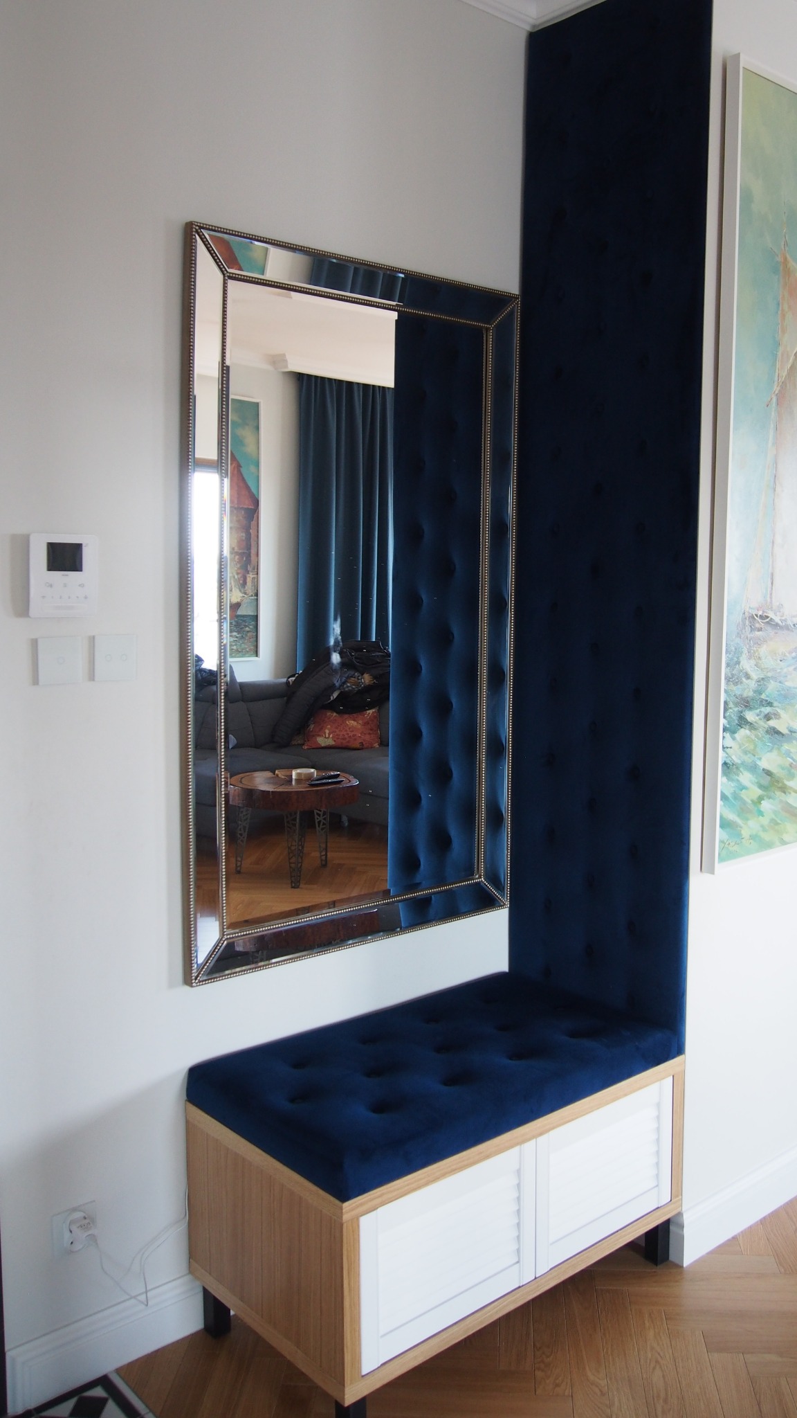 Szafka na buty z siedziskiem i tapicerką na ścianie