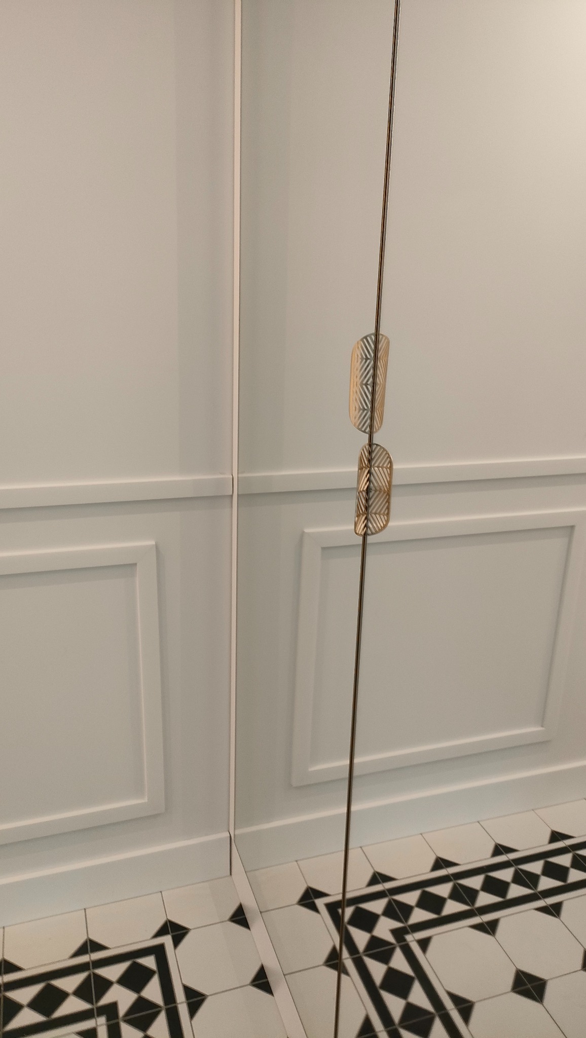 Szafa z lustrem w niewidocznej ramie, uchwyt ażurowy