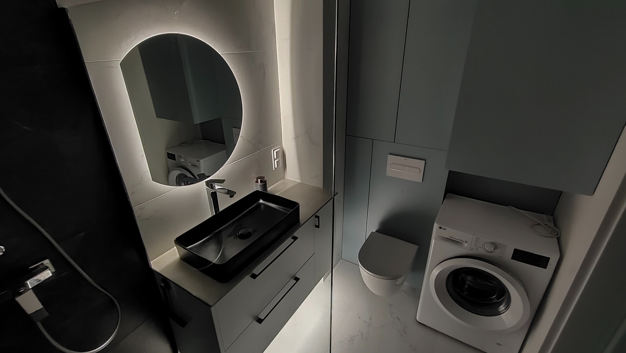 Zabudowa w łazience lakier, blat cienki HPL