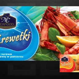 Projekt opakowania z motywem krewetek i mintaja, z logo firmy NC Seafood, prezentujący surowe krewetki z głowami w pancerzu oraz filet z mintaja bez skóry.