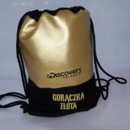 Złoto-czarny worek z nadrukiem logo Discovery Channel i napisem 'Gorączka Złota', z czarnymi sznurkami.
