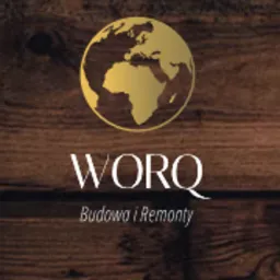 Logo firmy WORQ Budowa i Remonty na tle drewnianej ściany.