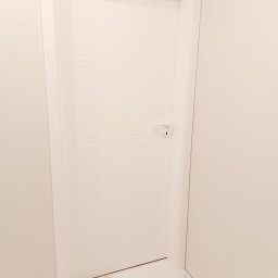 Drzwi białe wew. z futryną regulowaną.