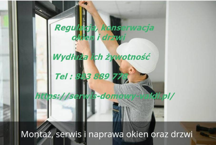 Mężczyzna w kasku mierzy okno ramowe za pomocą miarki, widoczne narzędzia na stole, tekst reklamowy na zdjęciu.