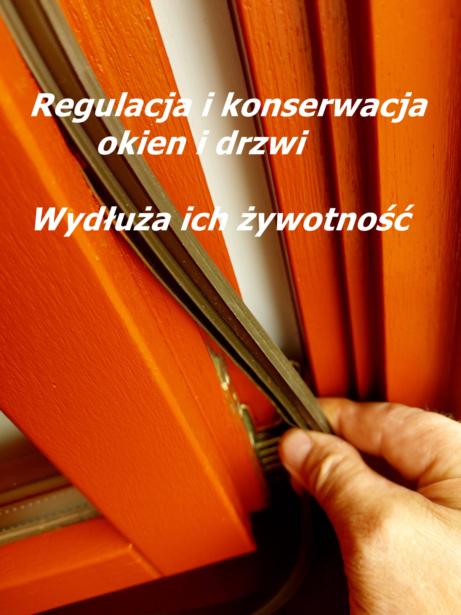 Pomarańczowe okno z tekstem o regulacji i konserwacji okien i drzwi, z widoczną uszczelką trzymaną przez dłoń. Tekst informuje o wydłużeniu żywotności.