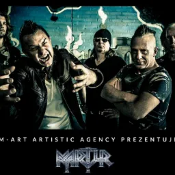 Mroczny portret pięciu mężczyzn z ekspresją, w tym wokalista z wyciągniętymi rękami, na tle ściany z graffiti, z logo i napisem 'M-ART ARTISTIC AGENCY PREZENTUJE' na dole.