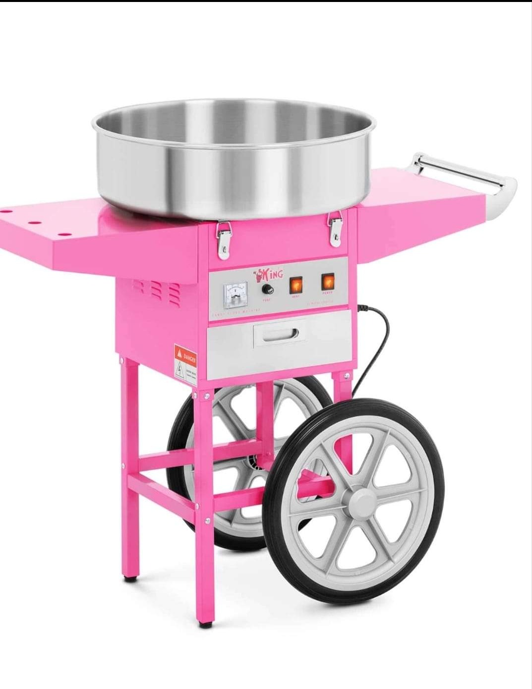 Różowy wózek do waty cukrowej z metalową misą i srebrnymi detalami, na białym tle. Widoczne koła i panel sterowania z napisem KING.