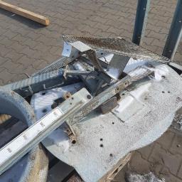 Sabbia Zabezpoeczenia Antykorozykne - Stare, zardzewiałe metalowe elementy konstrukcyjne pokryte śniegiem, leżące na palecie w nieładzie.