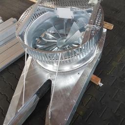 Sabbia Zabezpoeczenia Antykorozykne - Metalowa konstrukcja wentylatora przemysłowego po piaskowaniu, widoczne elementy wirnika i obudowy, przygotowane do malowania proszkowego, leżące na palecie.