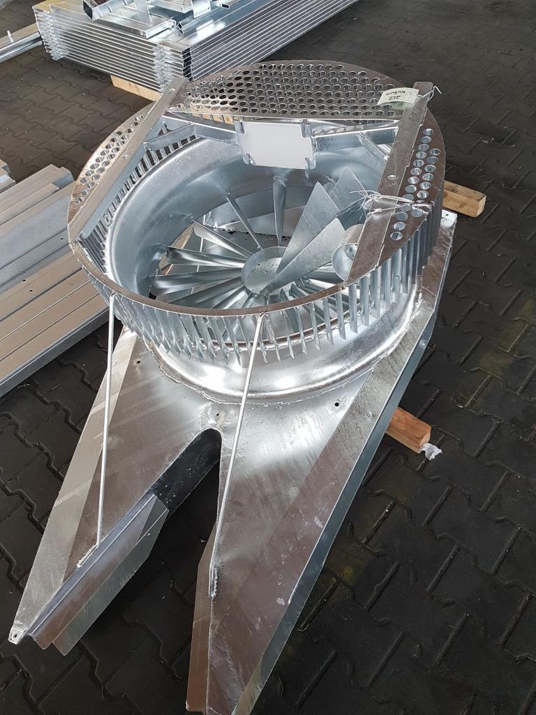 Metalowa konstrukcja wentylatora przemysłowego po piaskowaniu, widoczne elementy wirnika i obudowy, przygotowane do malowania proszkowego, leżące na palecie.