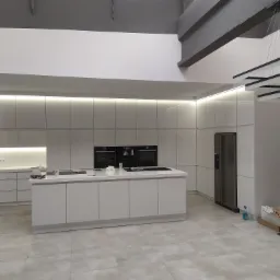 Nowoczesna, minimalistyczna kuchnia z białymi szafkami, wyspą kuchenną i oświetleniem LED, w tle zabudowane sprzęty AGD i surowy, industrialny strop.