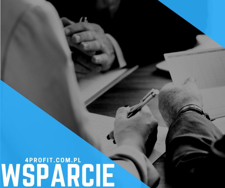 Czarno-białe zdjęcie dłoni podpisujących dokument na biurku, widoczny zegarek na ręce, w tle dłonie drugiej osoby, niebieski pasek z tekstem 4profit.com.pl i wsparcie.