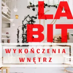Jasne wnętrze z białymi ścianami ozdobione pnącą rośliną, lampami wiszącymi i transparentnym napisem 'LA BIT WYKOŃCZENIA WNĘTRZ' w czerwonej ramce.
