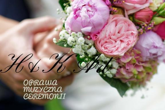Bukiet ślubny z różowych piwonii i białych gipsówek, trzymany w dłoniach, z nałożonym logo 'H.K Art' i tekstem 'Oprawa muzyczna ceremonii'.