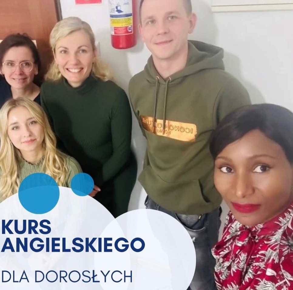 Grupowe zdjęcie kursantów z lektorem angielskiego, z grafiką 'Kurs Angielskiego dla Dorosłych' na pierwszym planie.