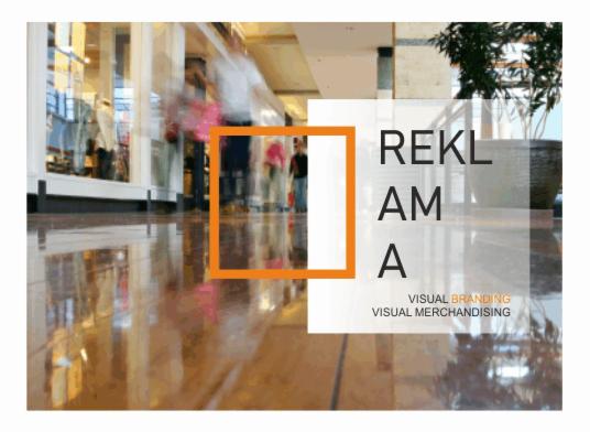 Grafika reklamowa w centrum handlowym z napisem REKLAMA, kwadratem i tekstem 'Visual Branding, Visual Merchandising' na tle rozmytych sylwetek przechodniów i odbicia w polerowanej podłodze.