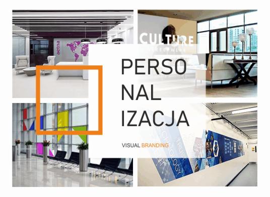 Kolaż przedstawiający różnorodne przestrzenie biurowe po personalizacji wizualnej: recepcja z logo firmy na ścianie, przestrzeń relaksu z designerskimi lampami, przeszklona ściana z kolorowymi...