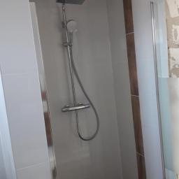 kabina prysznicowa z odpływem liniowym
