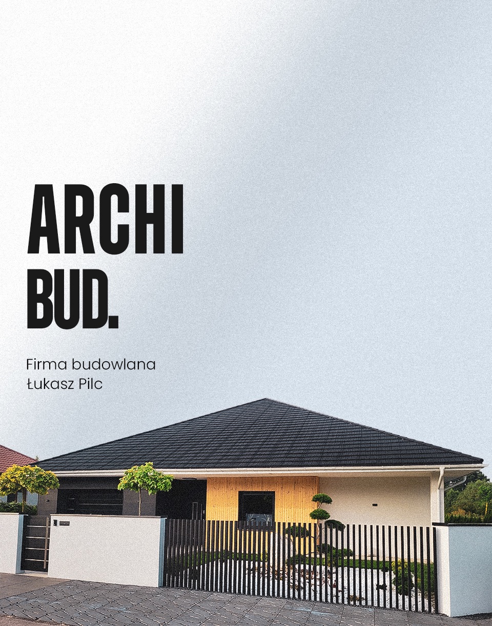 Nowoczesny dom jednorodzinny z czarnym dachem, jasną elewacją i drewnianymi akcentami, otoczony niskim ogrodzeniem i zadbaną zielenią, prezentowany pod kątem z logo firmy budowlanej w górnej części...