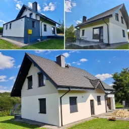 Nowoczesny dom jednorodzinny z dwukolorową elewacją (biało-szarą), ciemną dachówką i stolarką okienną, widok z trzech różnych perspektyw w słoneczny dzień.