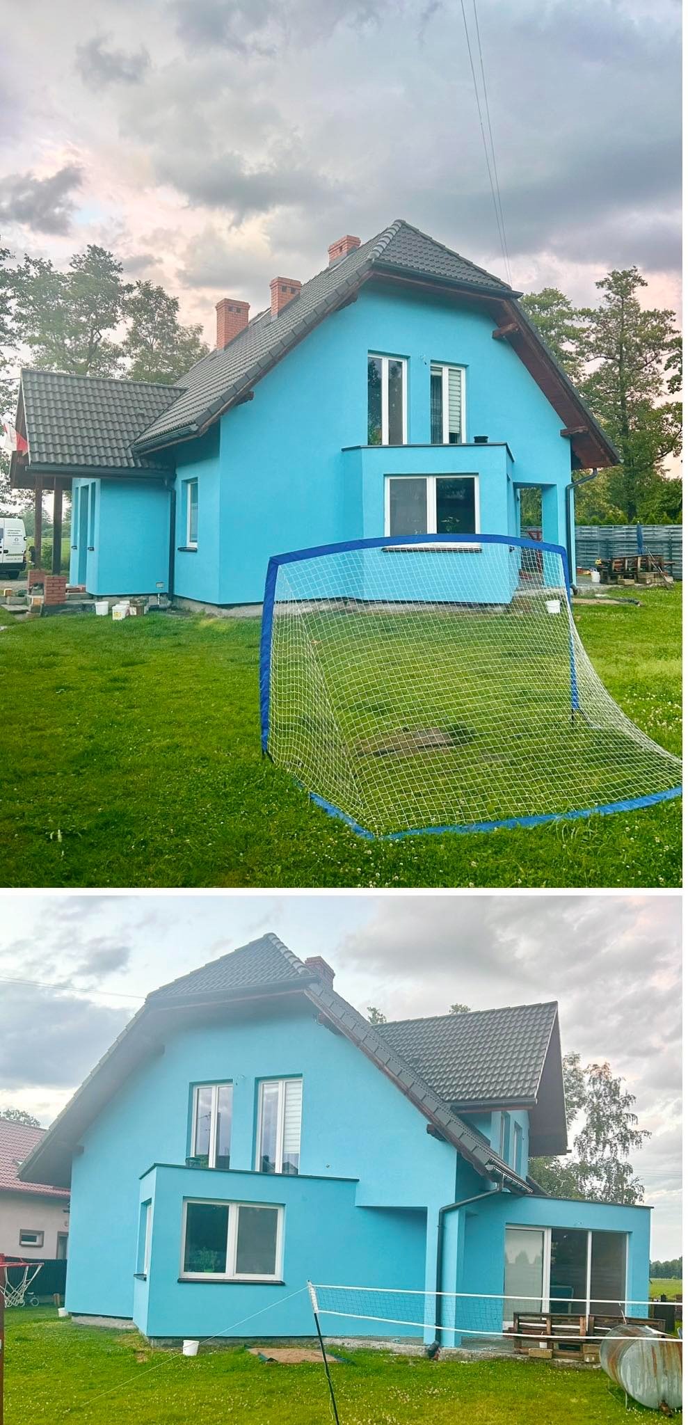 Turkusowy dom jednorodzinny z ciemną dachówką, widok z zewnątrz, na trawniku stoi bramka piłkarska, w tle drzewa i pochmurne niebo.