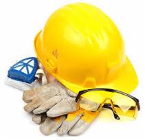 Żółty kask budowlany, rękawice robocze, okulary ochronne i maska przeciwpyłowa ułożone na białym tle.